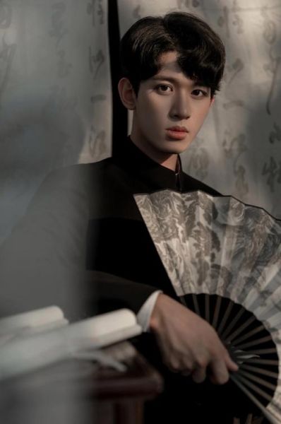 艺术男生照怎么拍_男生写真姿势推荐